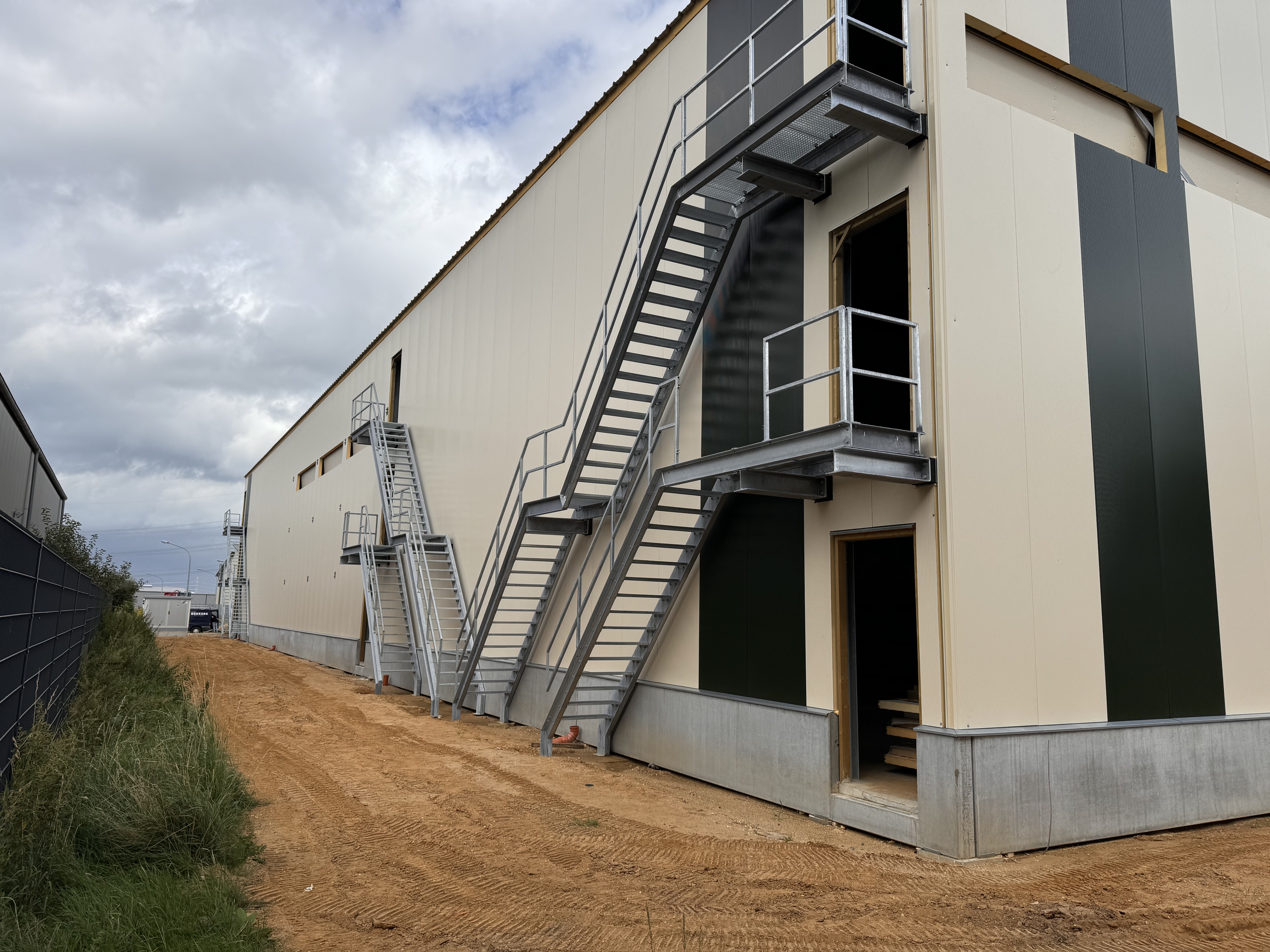 6 trappen aan gevel agrarisch gebouw