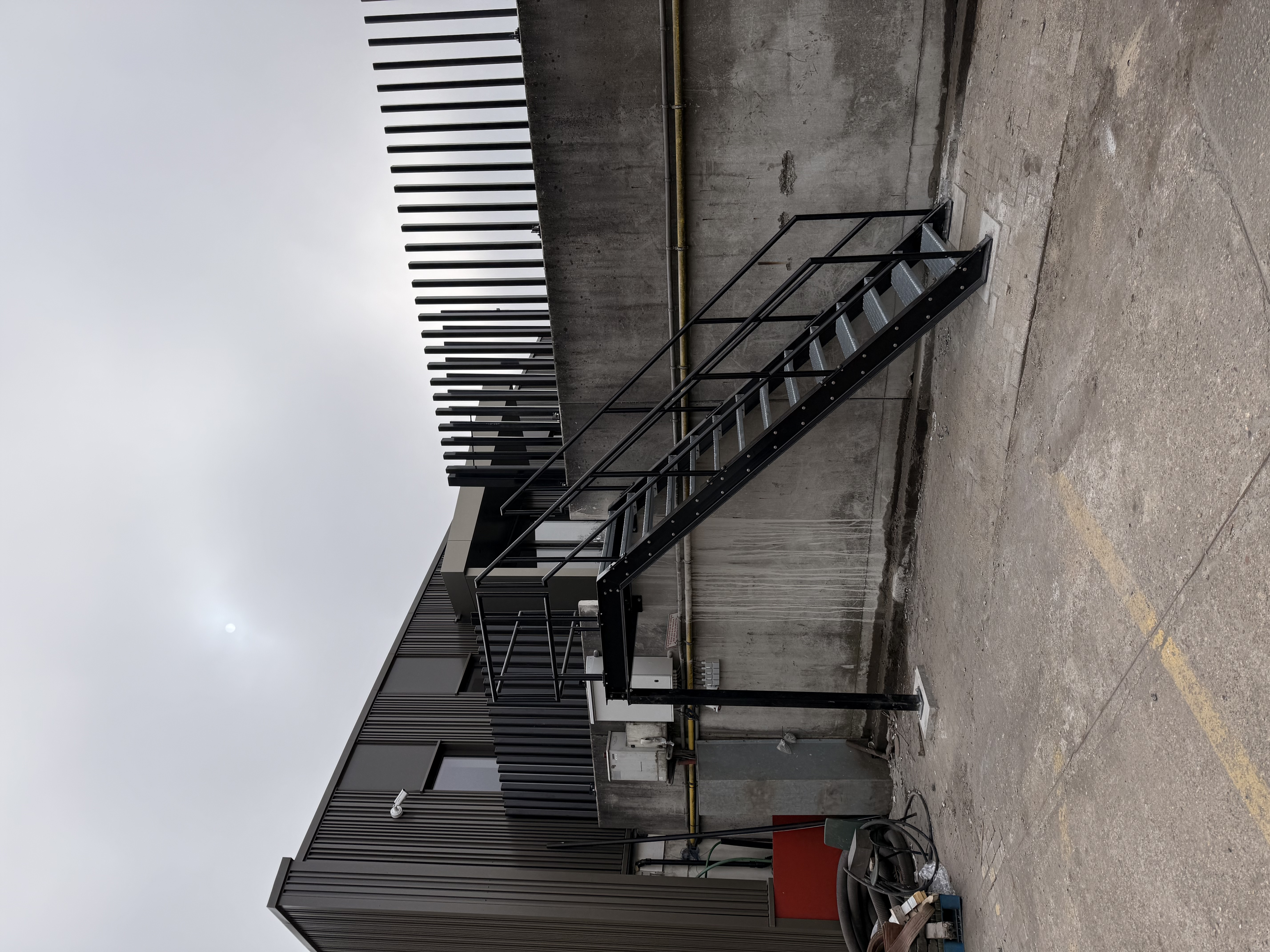 Trap met hekwerk buitenterrein