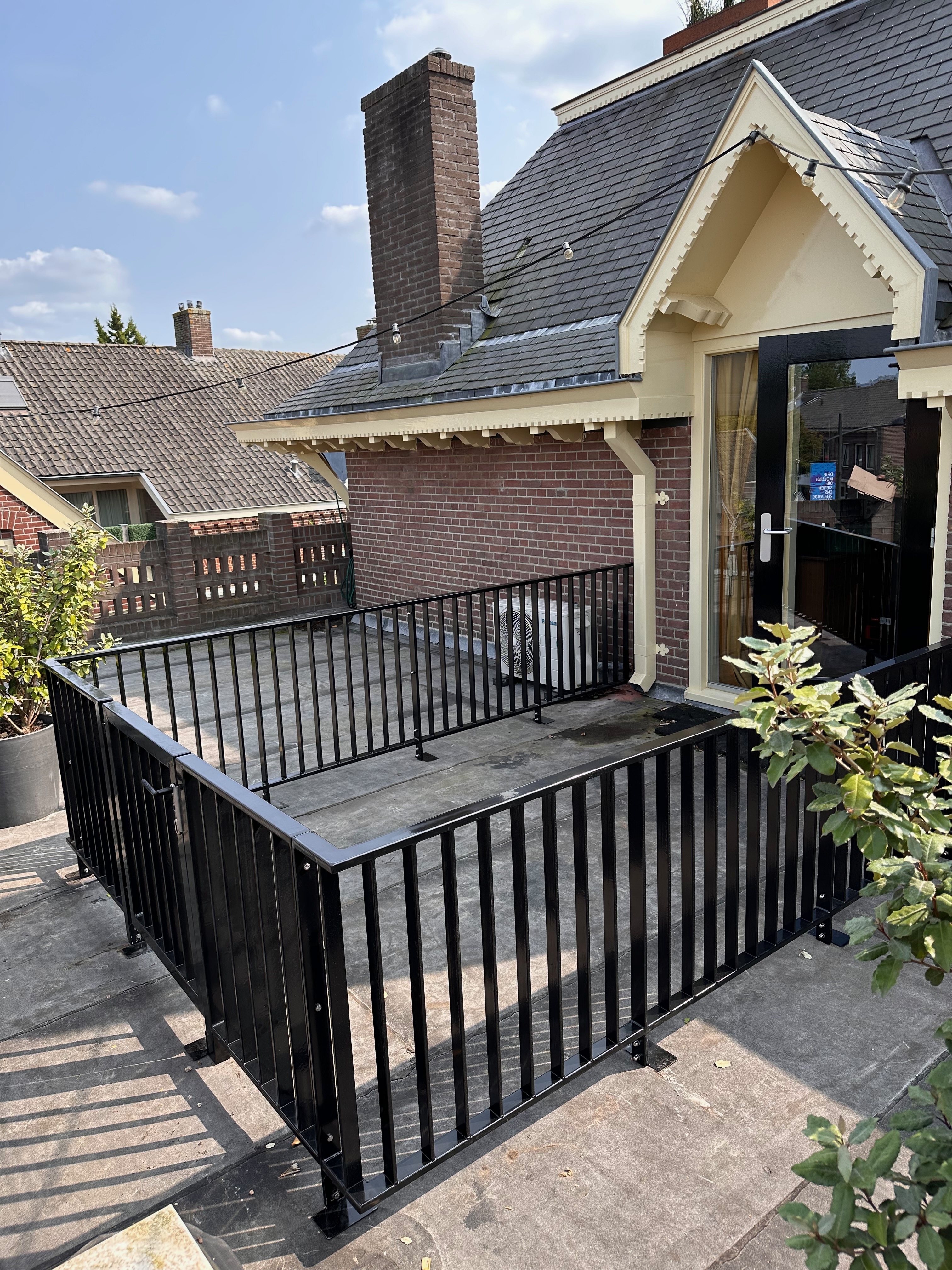 Zwarte stalen balustrade op dakterras café Zeeland