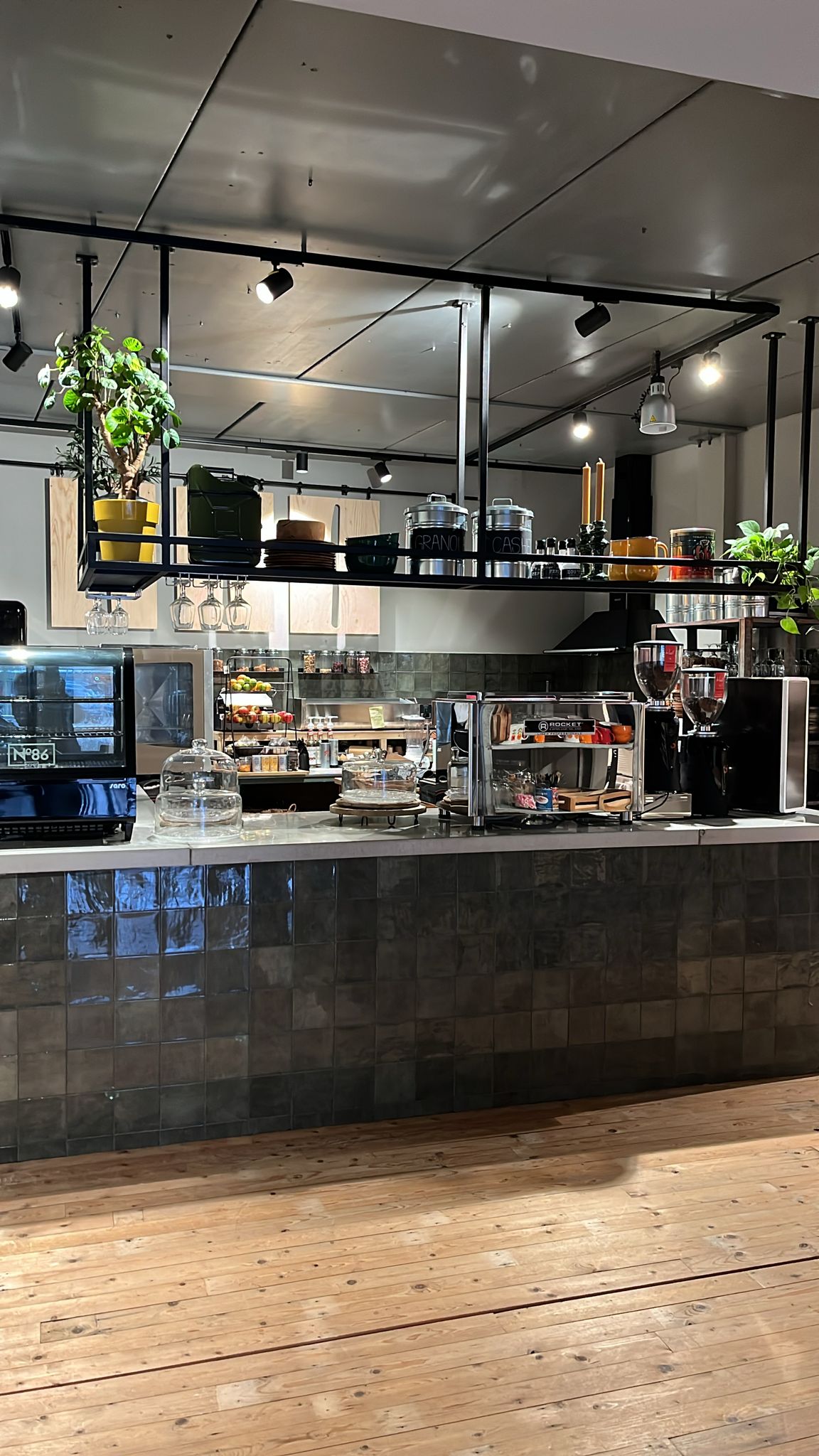 Stalen bovenbar in horecazaak