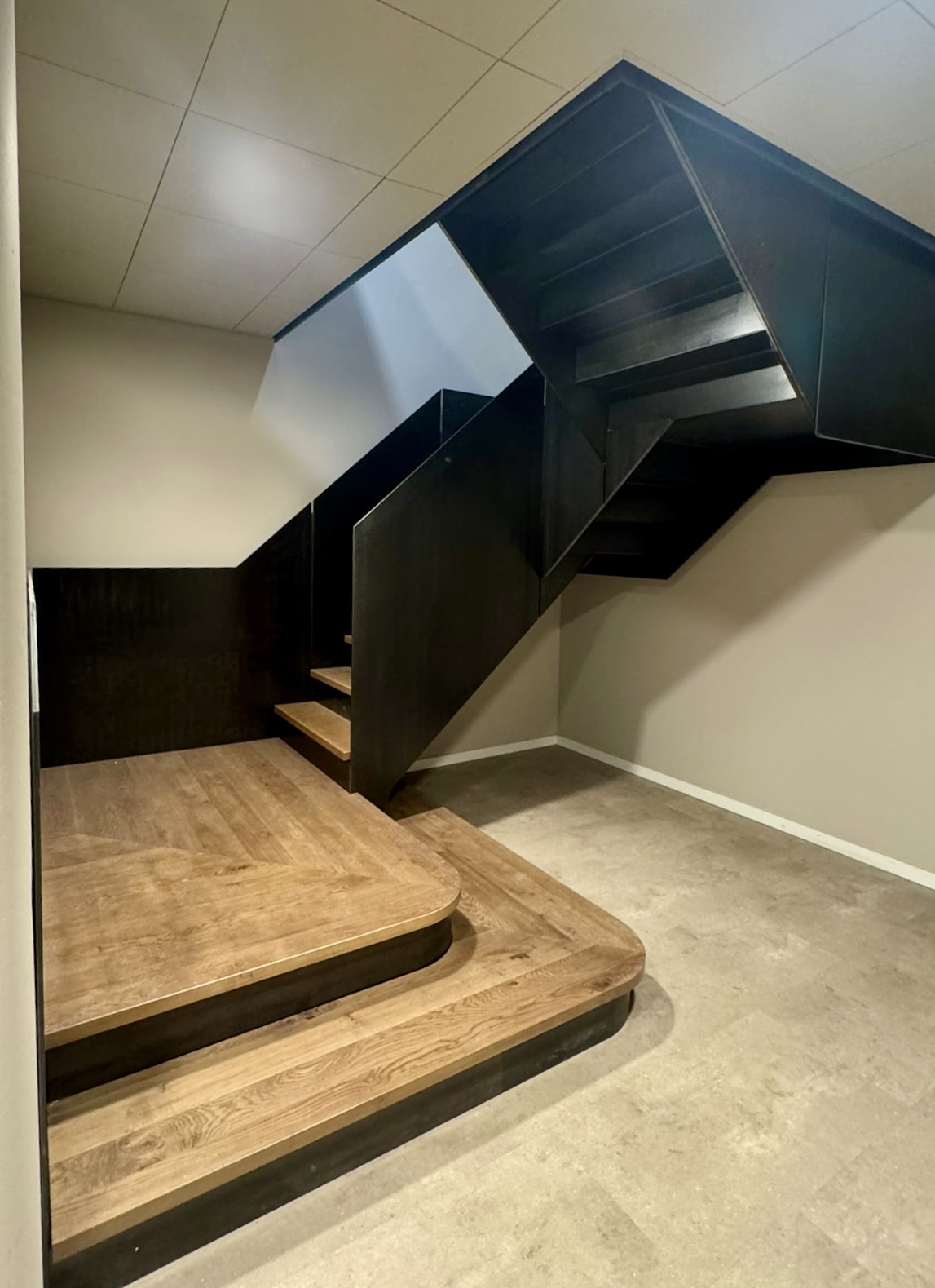 Plaatstalen trap met houten treden