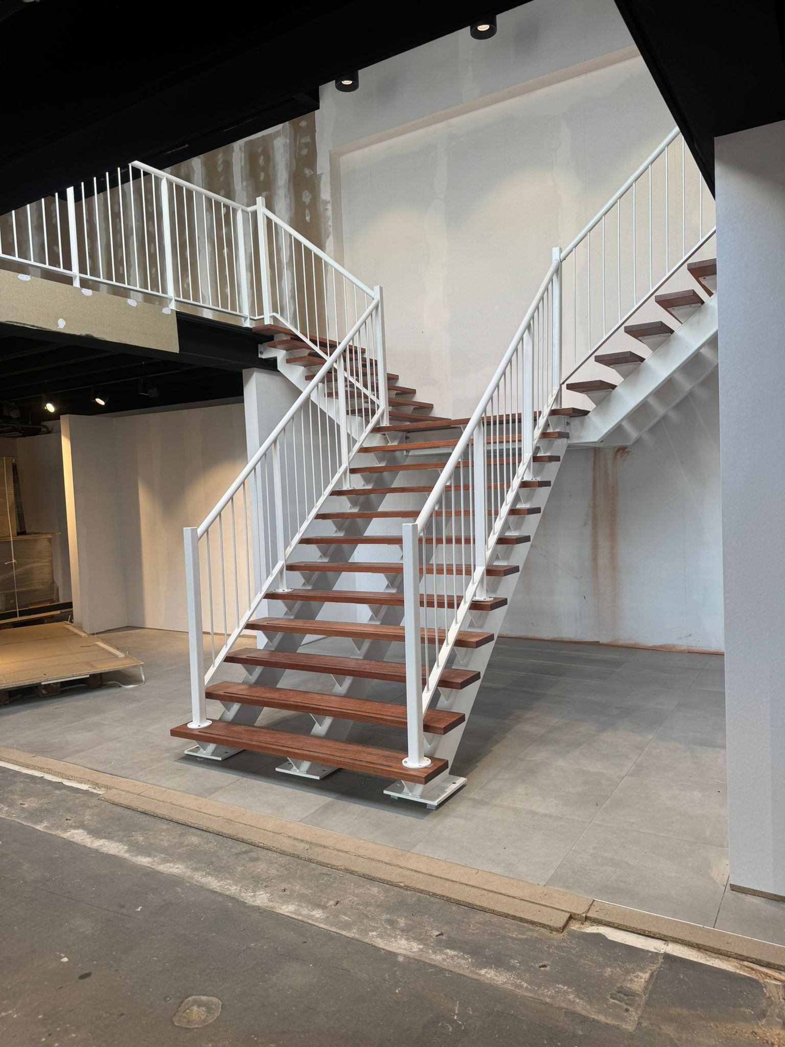 Showroomtrap met balustraden in winkelpand