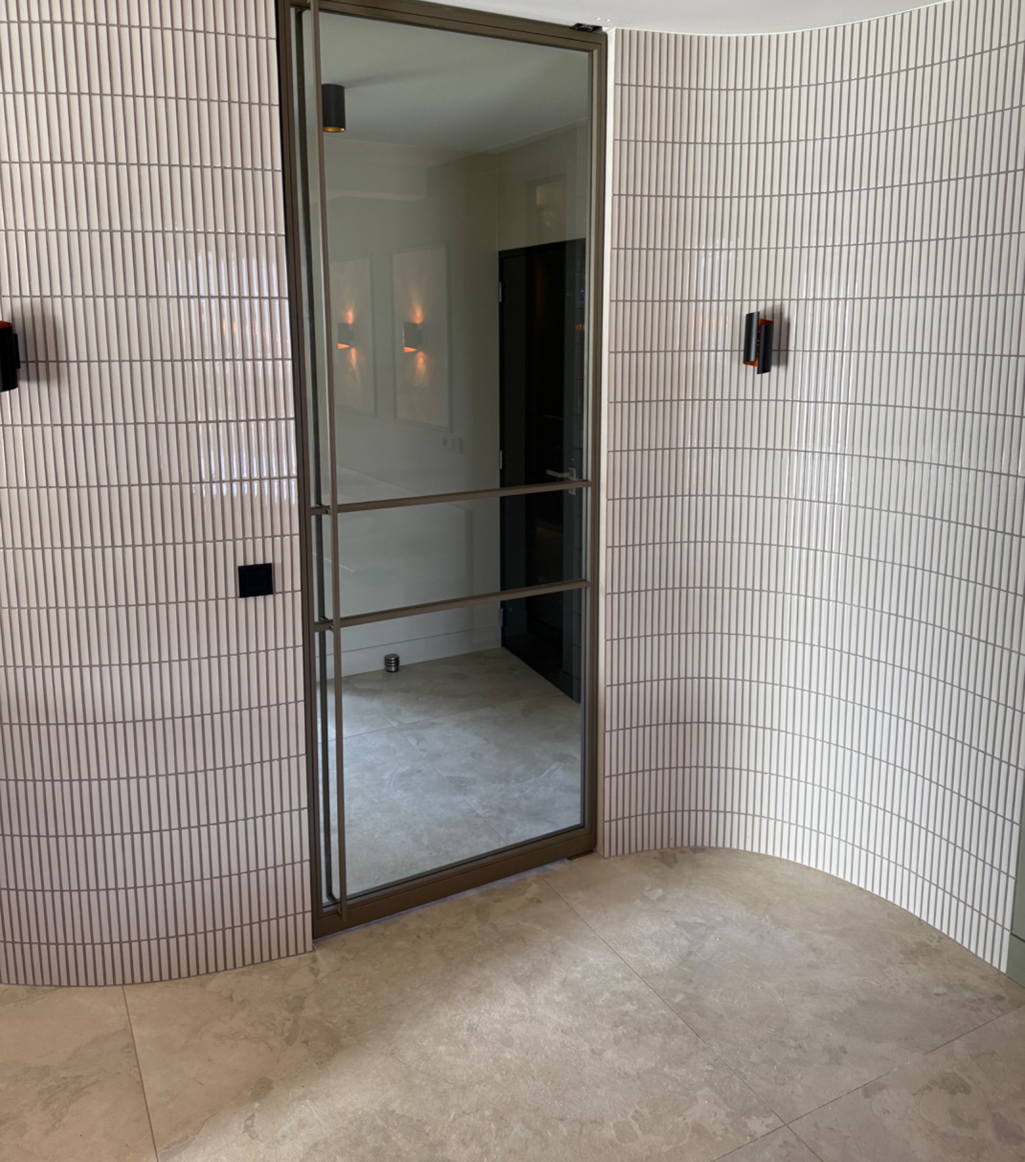 Stalen taatsdeur in woonhuis