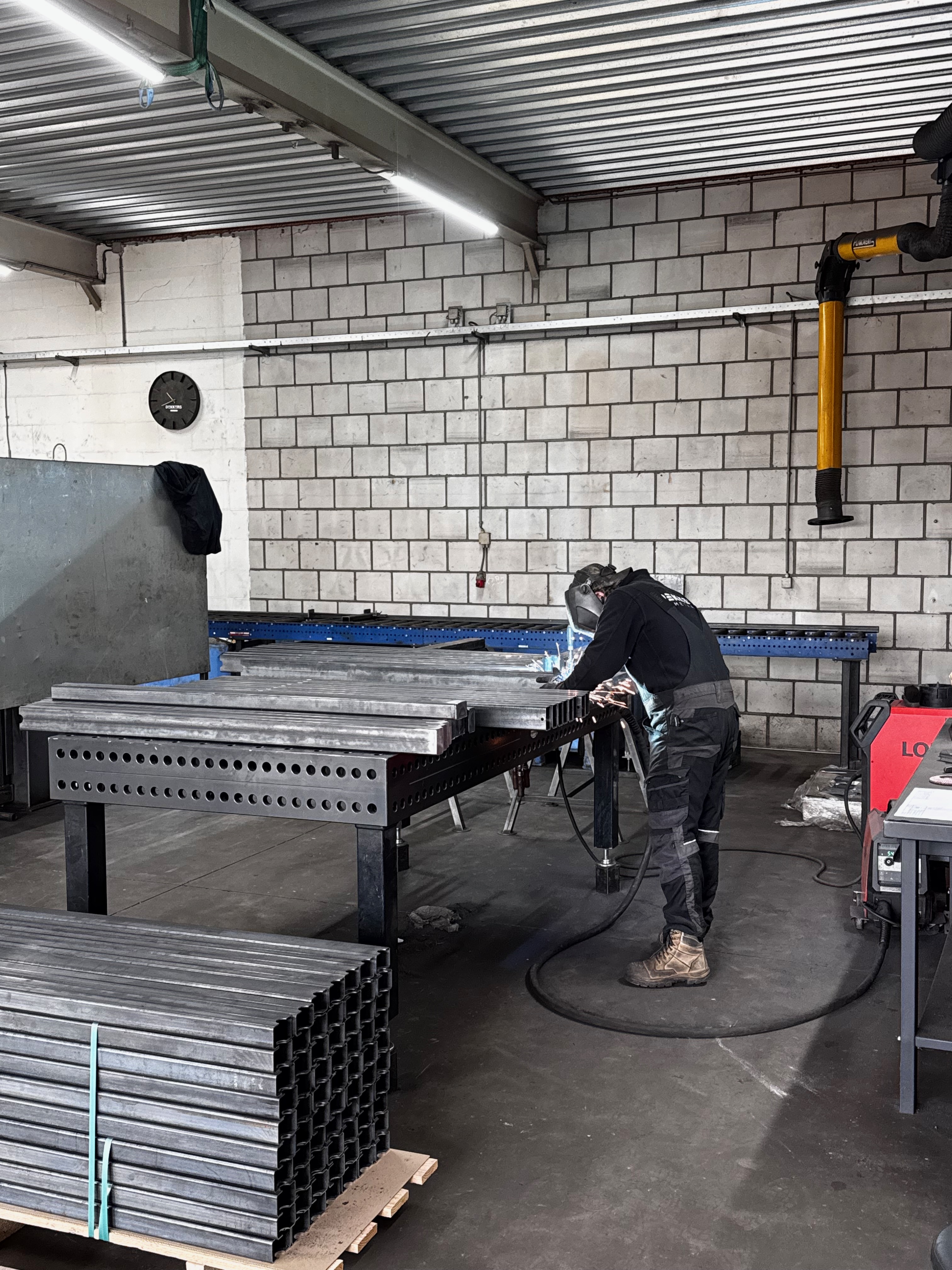 Lasser aan het werk in werkplaats Dekkers Metaal